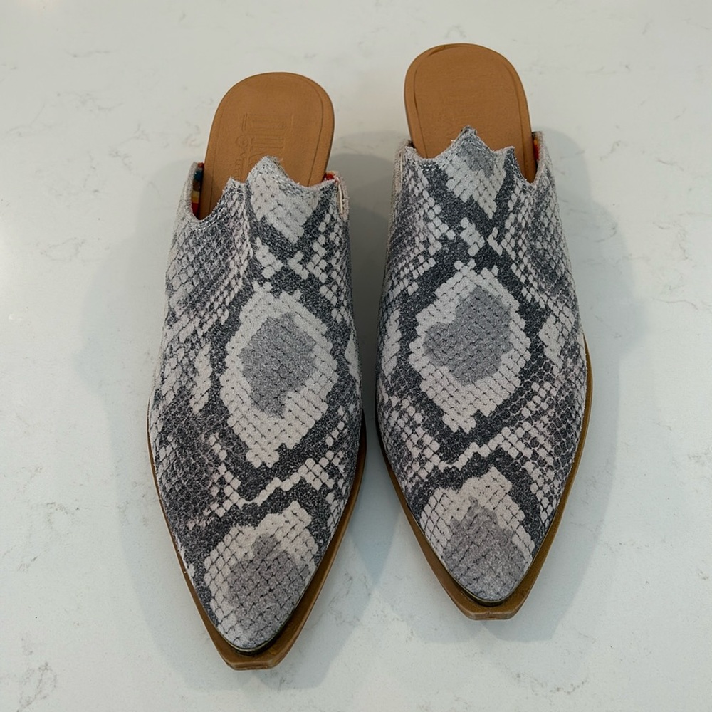 Dingo women's snake print mules size 8.5